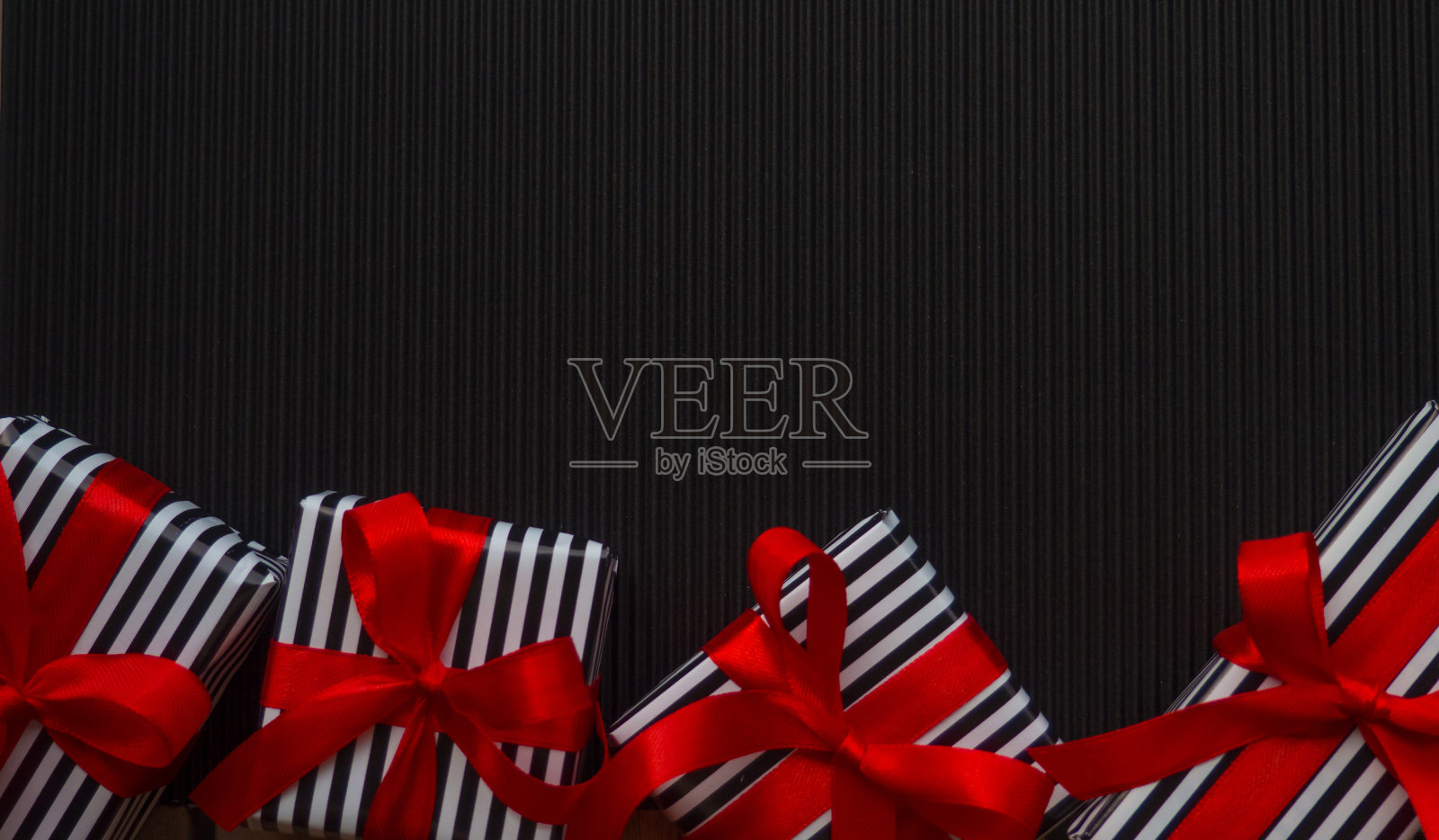 黑色背景上的礼物照片摄影图片