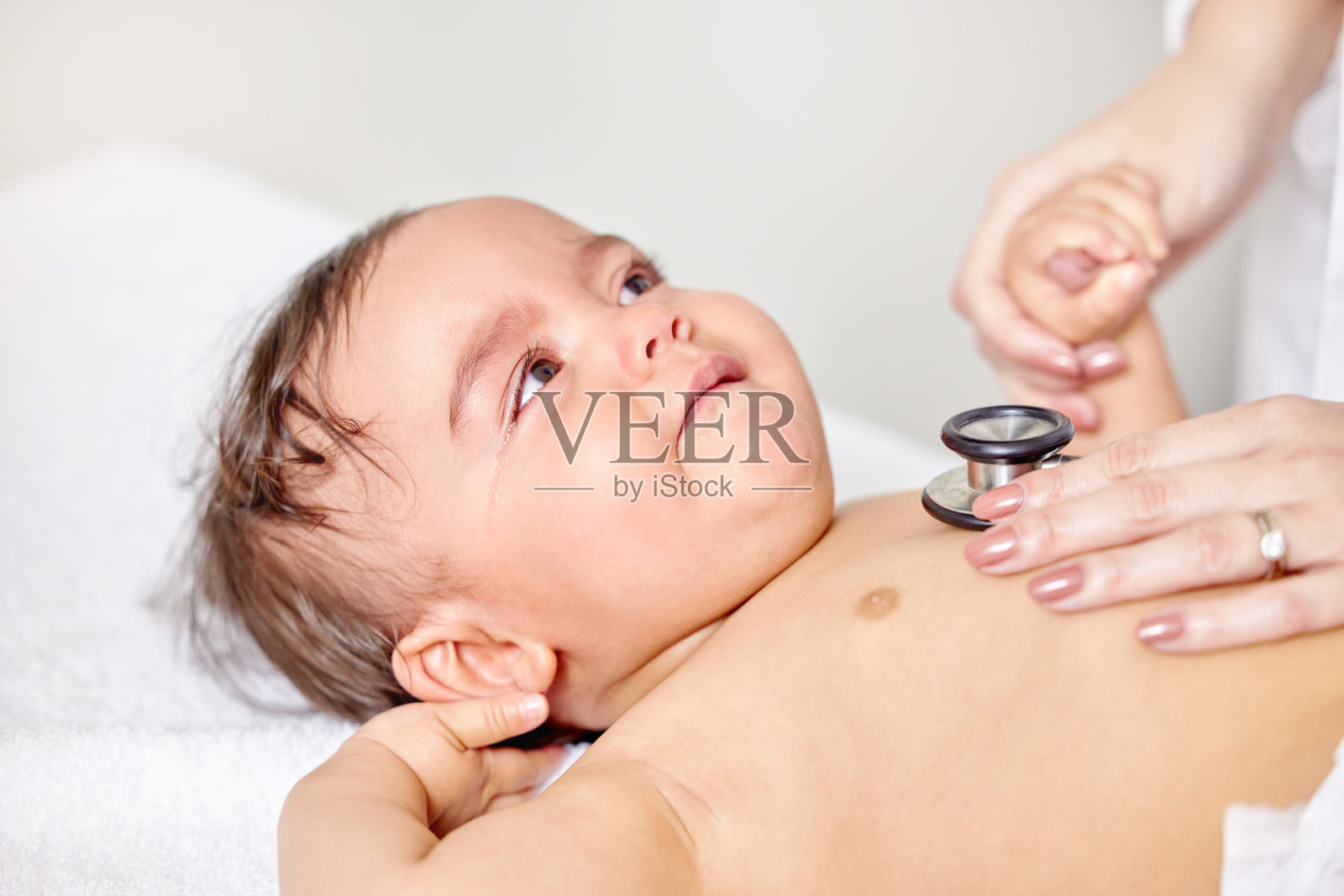 一名女医生给一个小婴儿做胸部检查的镜头照片摄影图片