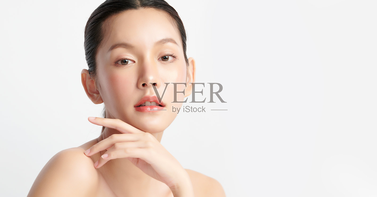 美丽年轻的亚洲女性与干净的新鲜皮肤在白色的背景，面部护理，面部治疗，美容和水疗中心，亚洲女性肖像。照片摄影图片