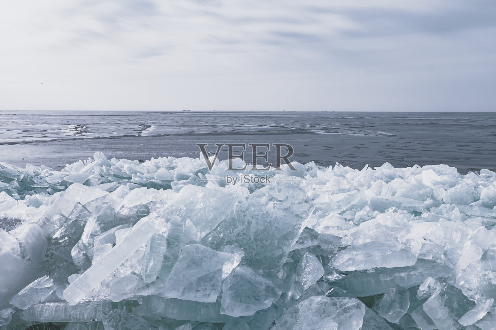 冰架上的冰在冬天被冲上海岸照片摄影图片