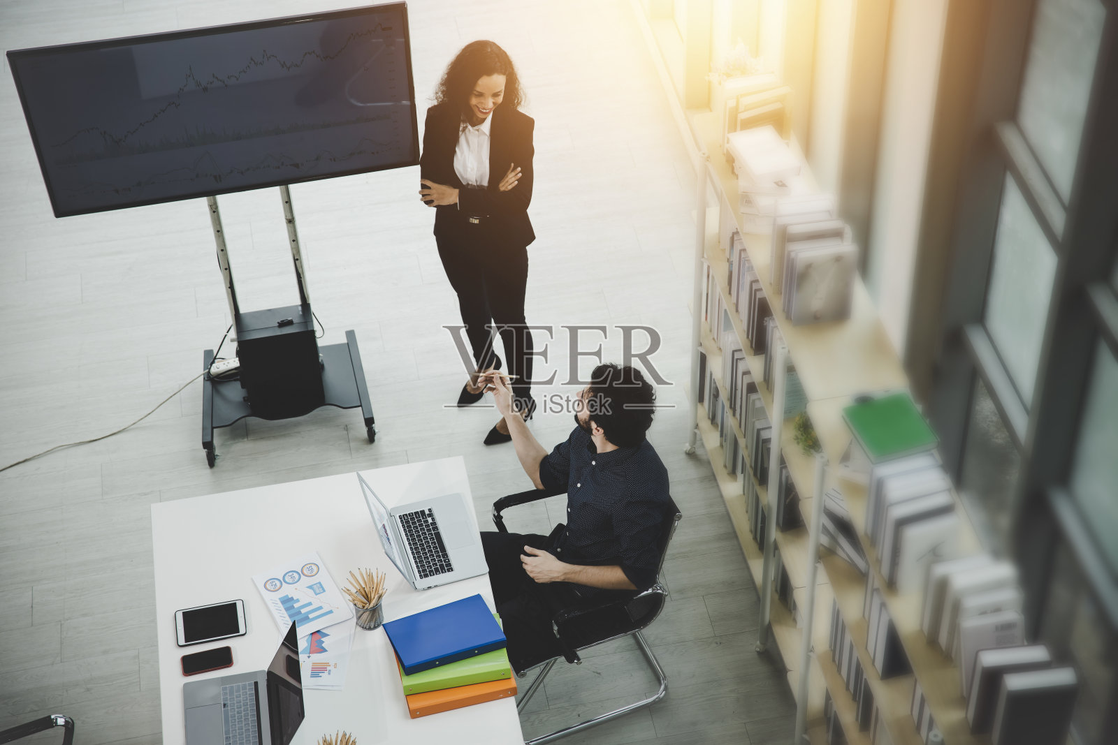 顶视图业务团队人员的工作和计划监控，团队合作的理念照片摄影图片