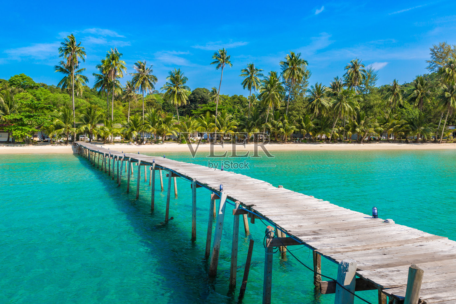 木制码头(桥)到海滩照片摄影图片