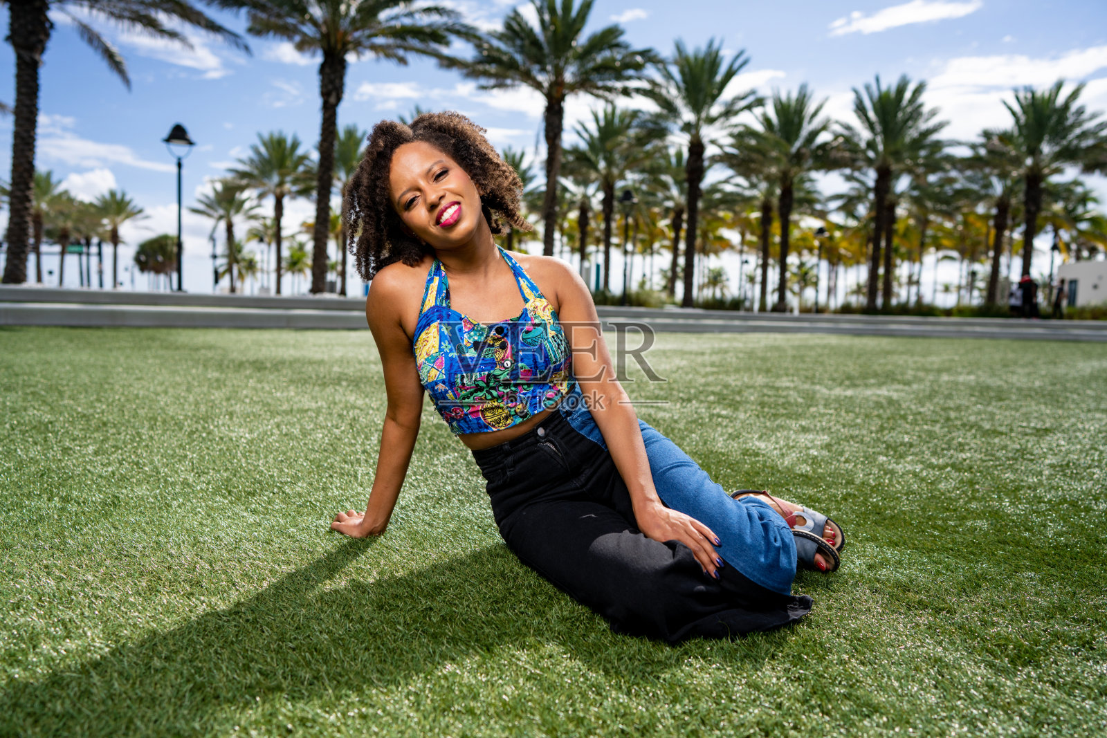 一位二十多岁的美丽年轻模特在公园里摆姿势照片摄影图片