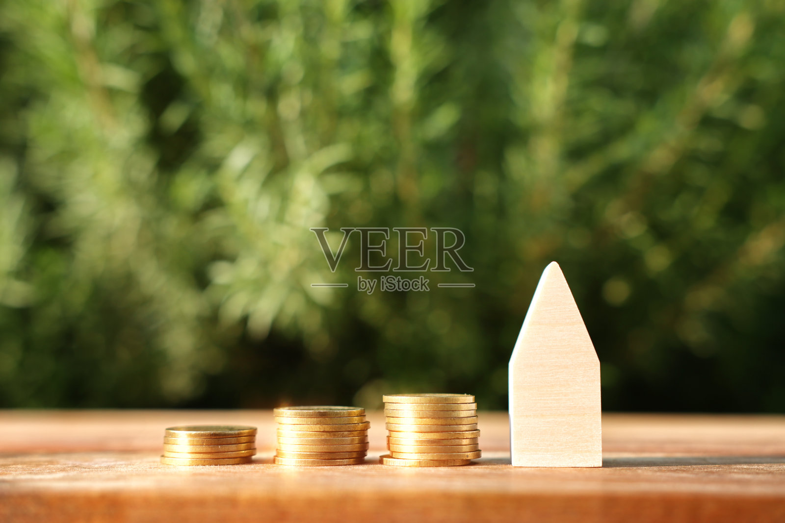 木制房屋模型户外。投资或房地产概念照片摄影图片