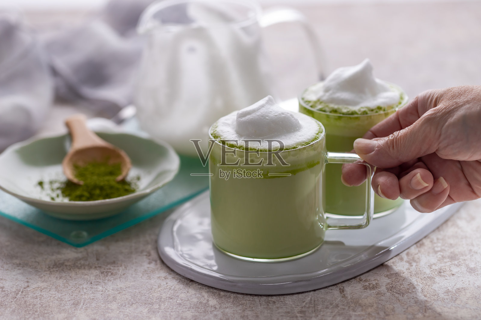 绿茶抹茶拿铁，加牛奶泡沫，抹茶粉照片摄影图片