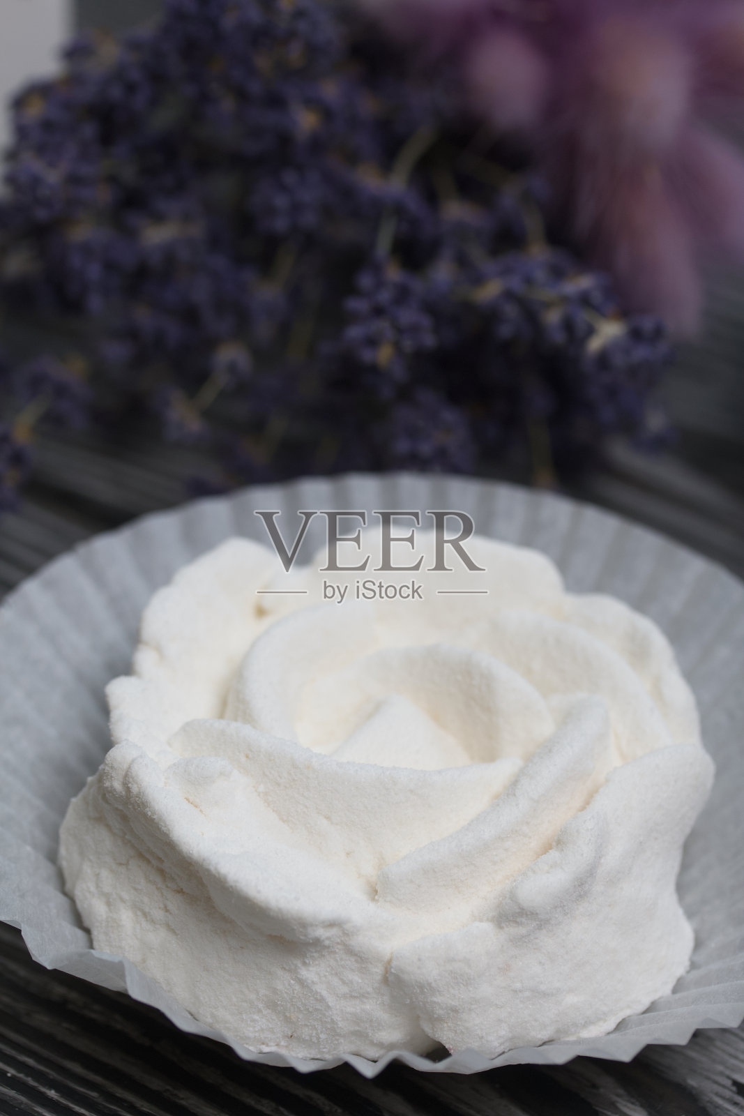 自制各种颜色和口味的棉花糖。躺在托盘上。旁边是一束薰衣草。照片摄影图片