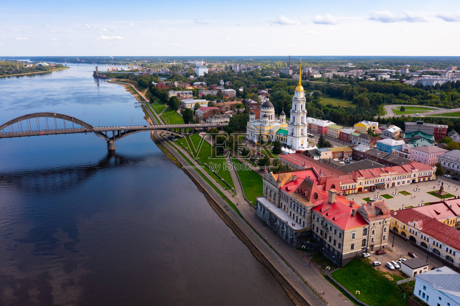 伏尔加河上的莱宾斯克(Rybinsk)与桥和大教堂的夏日景色照片摄影图片