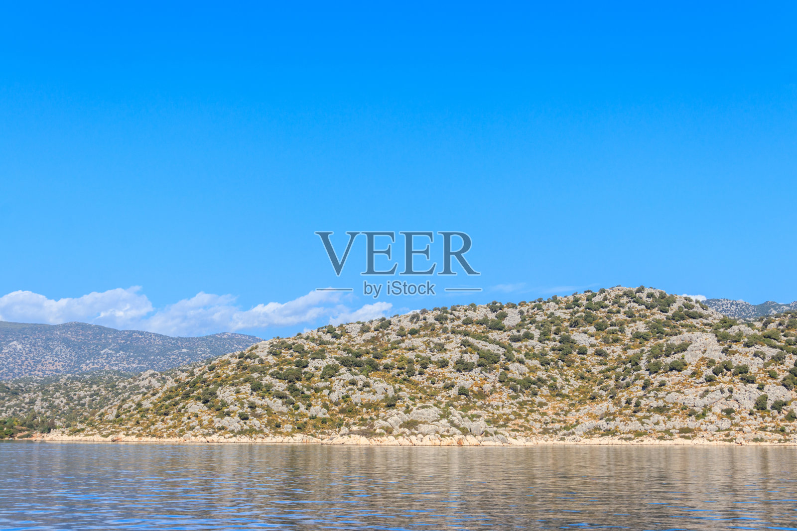 土耳其安塔利亚省德姆雷附近的金牛座山脉和地中海的景色照片摄影图片