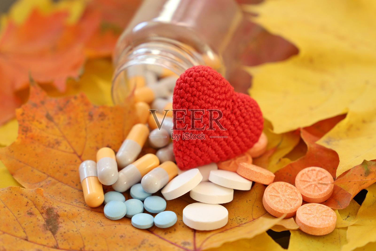 编织红心和秋天枫叶的丸子照片摄影图片