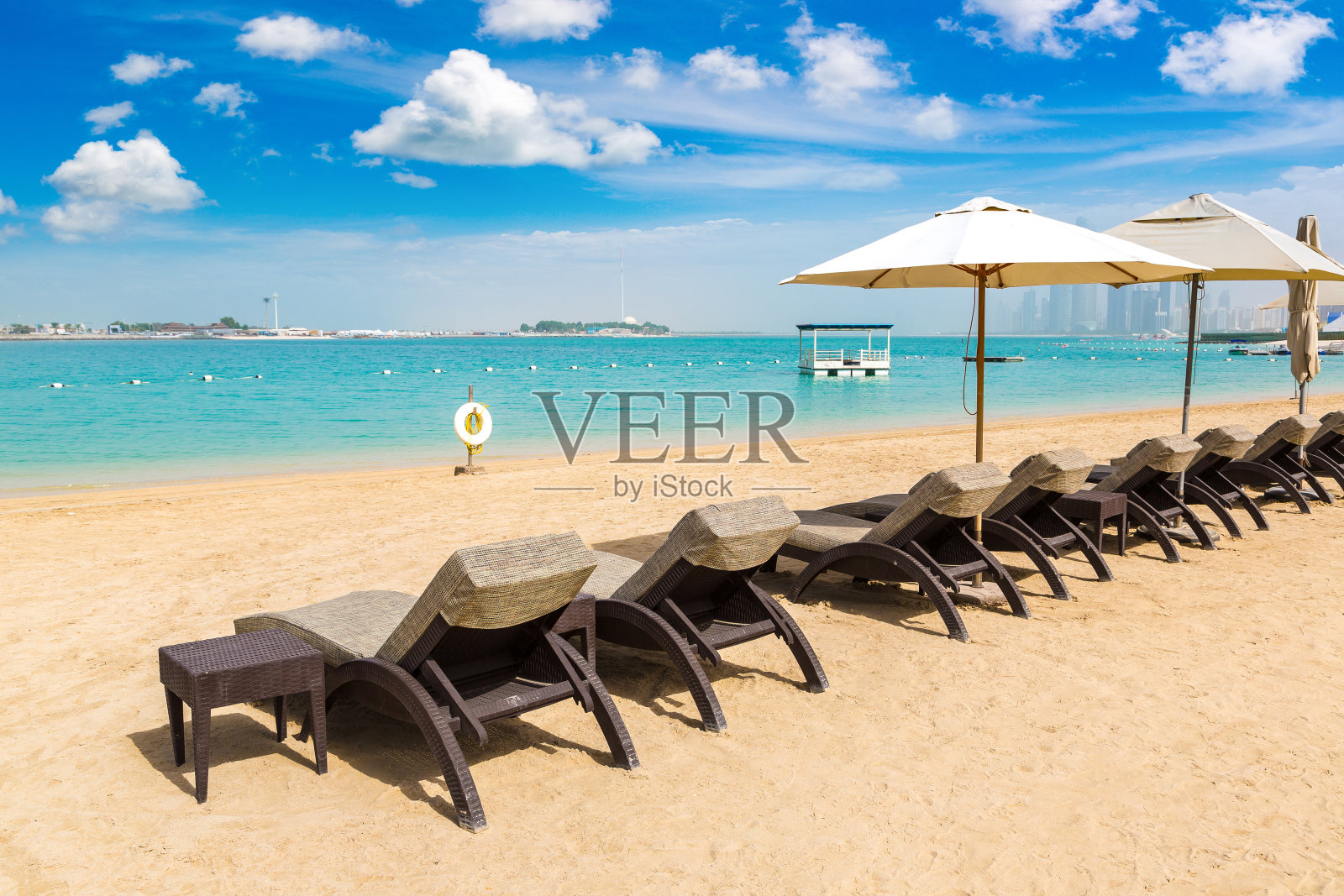 阿布扎比海滩上的日光浴床照片摄影图片