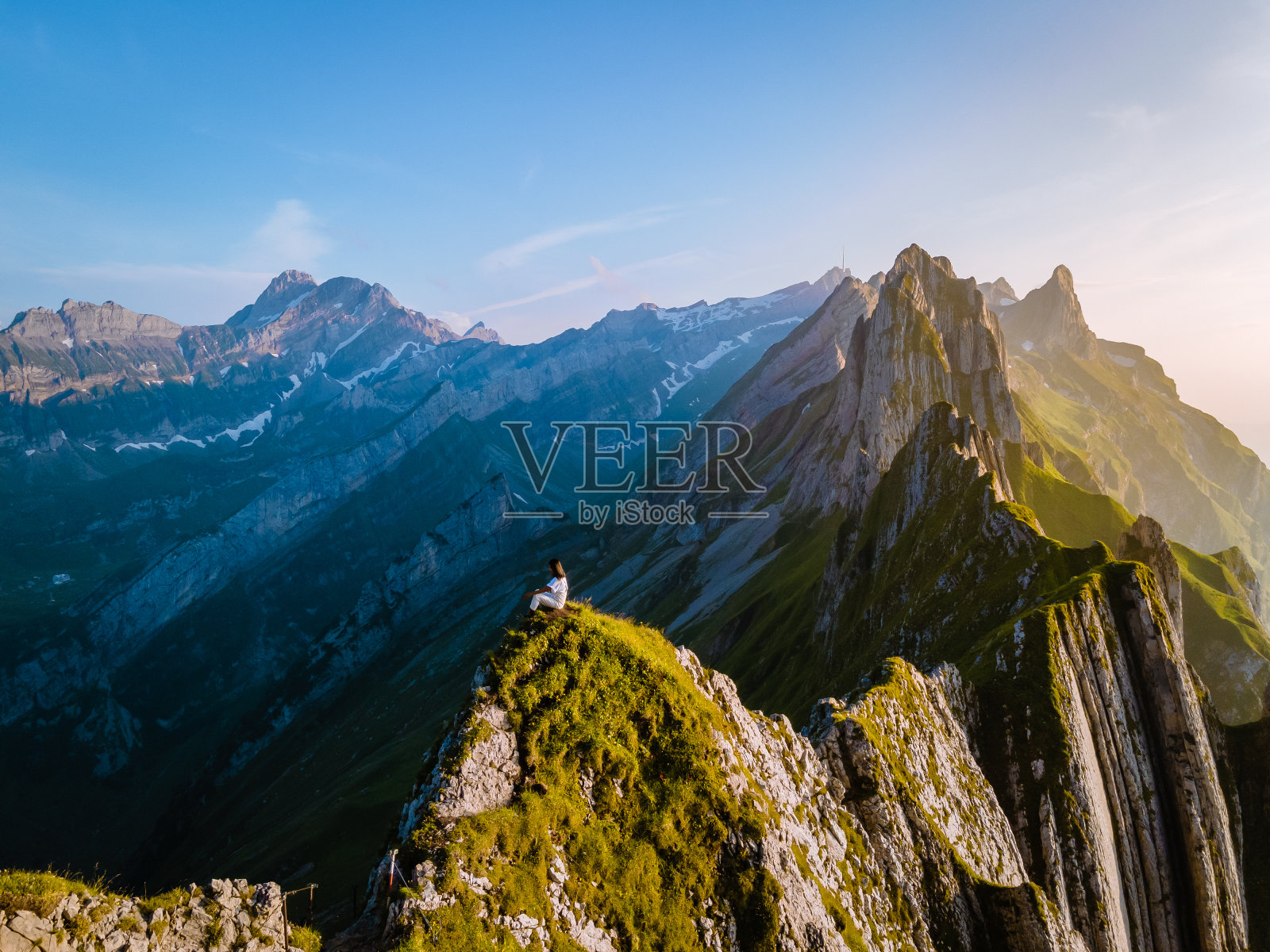 女子在山上徒步旅行，Schaefler Altenalptuerme山山脊瑞士阿尔卑斯山阿尔卑斯山阿彭策尔瑞士内罗登，陡峭的山脊雄伟的Schaefler峰在瑞士照片摄影图片