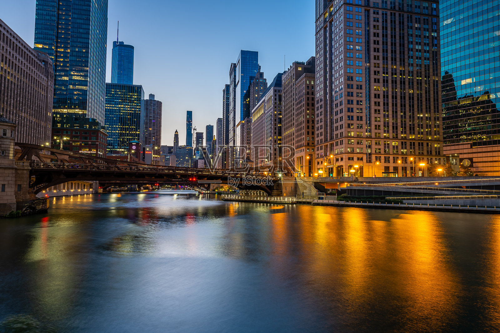 黎明时分的芝加哥滨河步道照片摄影图片
