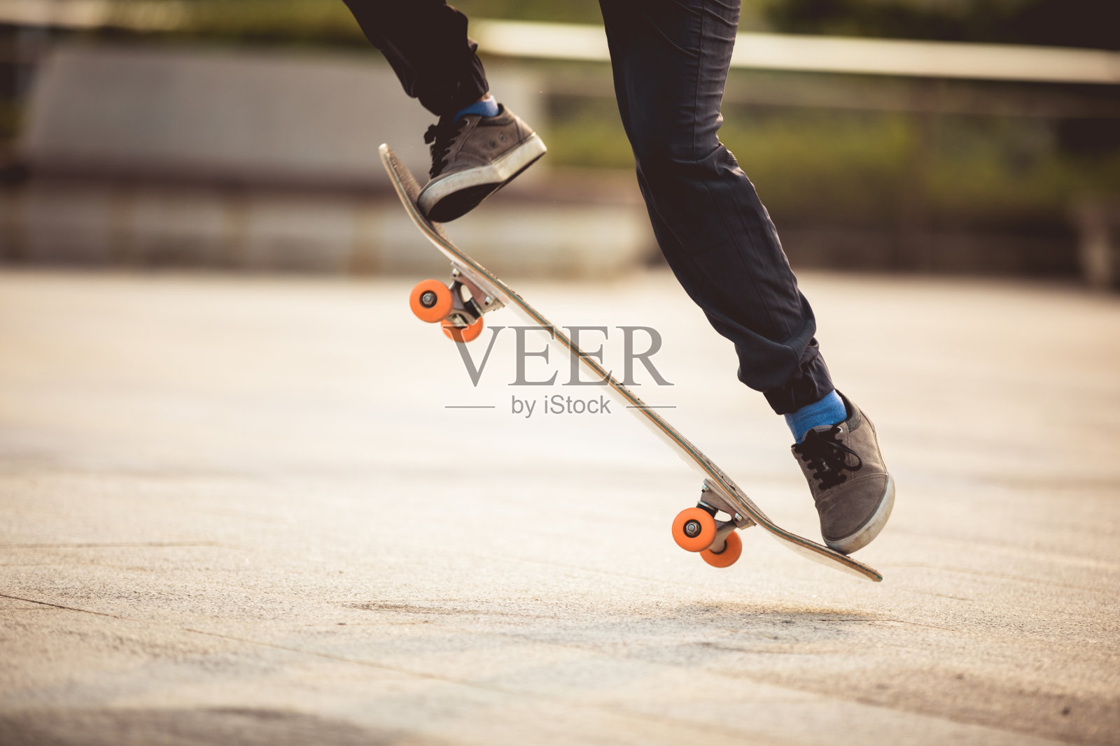 滑板者在城市的户外玩滑板照片摄影图片