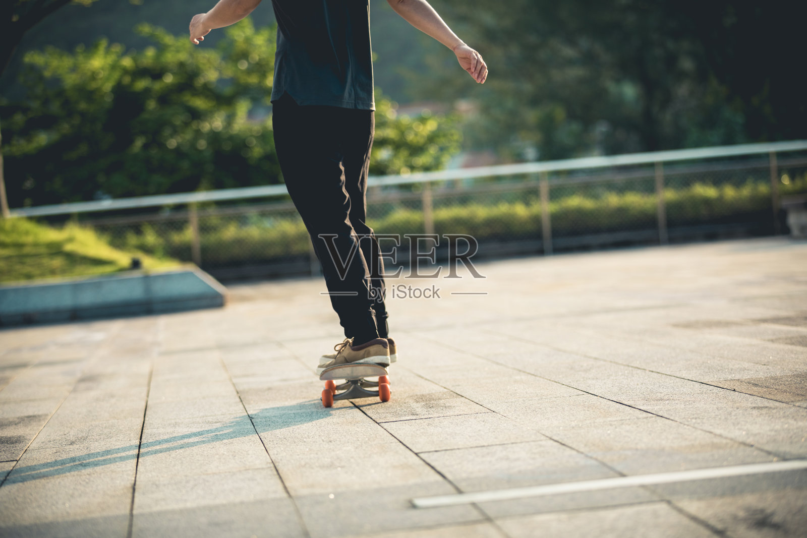 滑板者在城市的户外玩滑板照片摄影图片