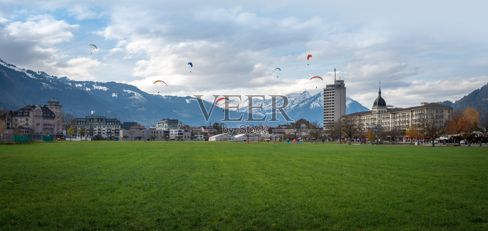 瑞士因特拉肯，霍霍特公园的全景和许多滑翔伞照片摄影图片