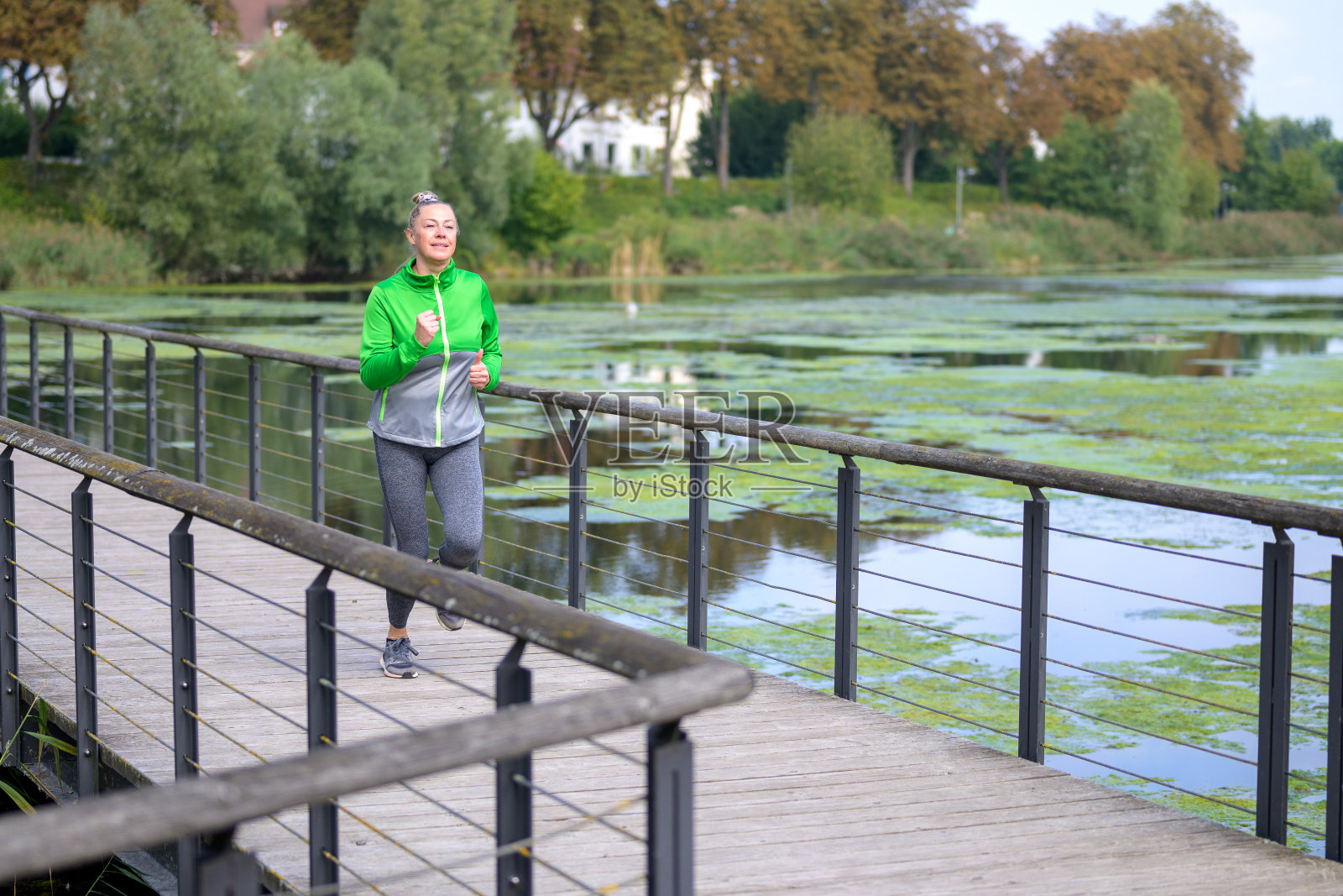 健康的生活方式，积极的女性慢跑照片摄影图片