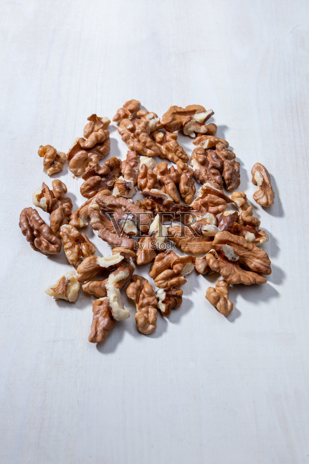 胡桃木在白色木制背景上照片摄影图片