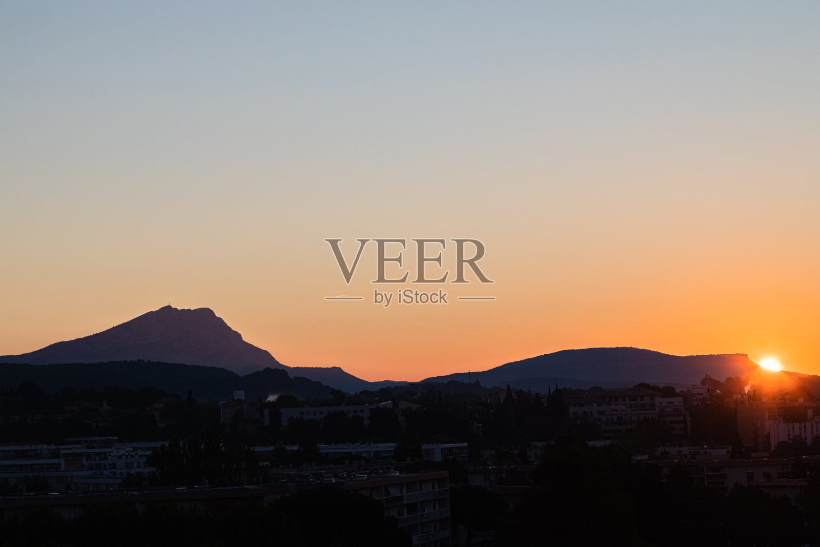 在秋日晨光下的圣维克托山照片摄影图片