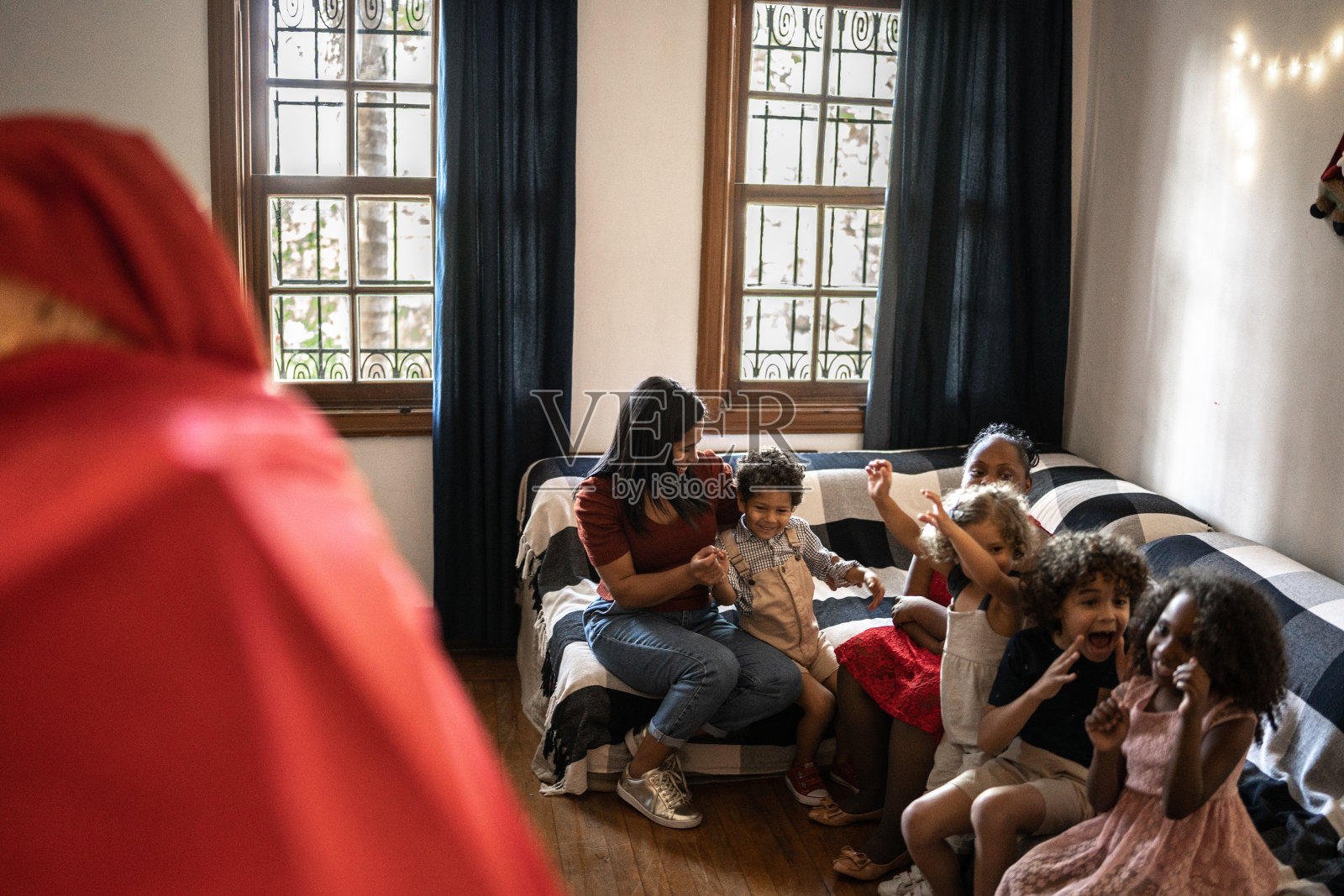 年长的男人打扮成圣诞老人，在家给孩子们送礼物照片摄影图片