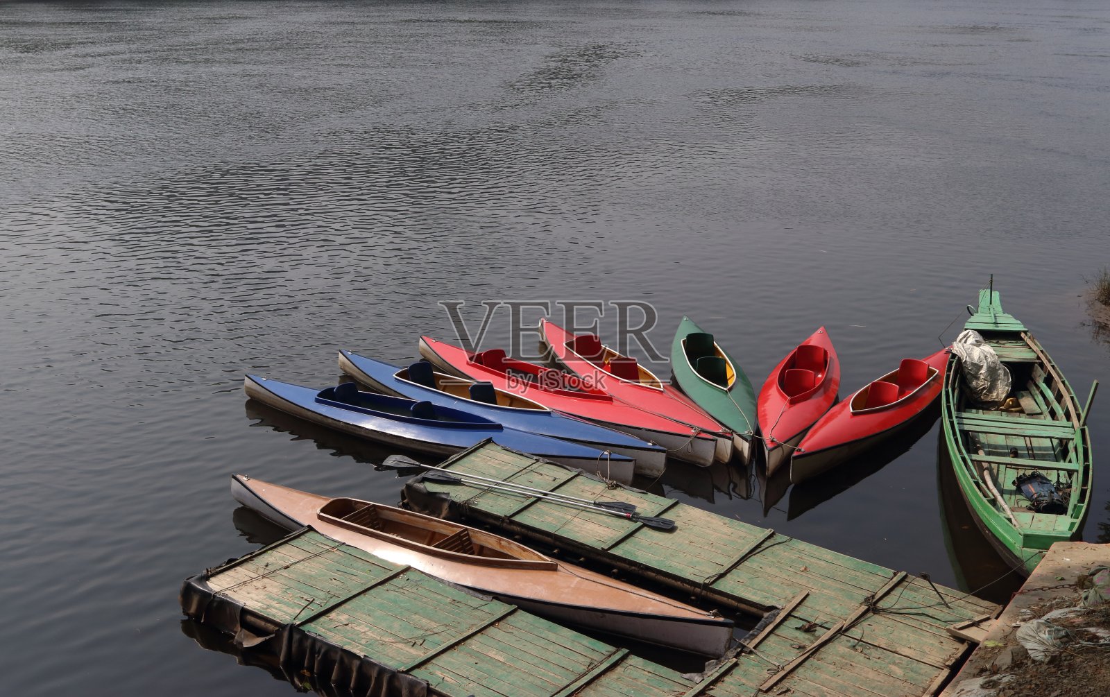 孟加拉吉大港kaptai湖上的皮艇照片摄影图片