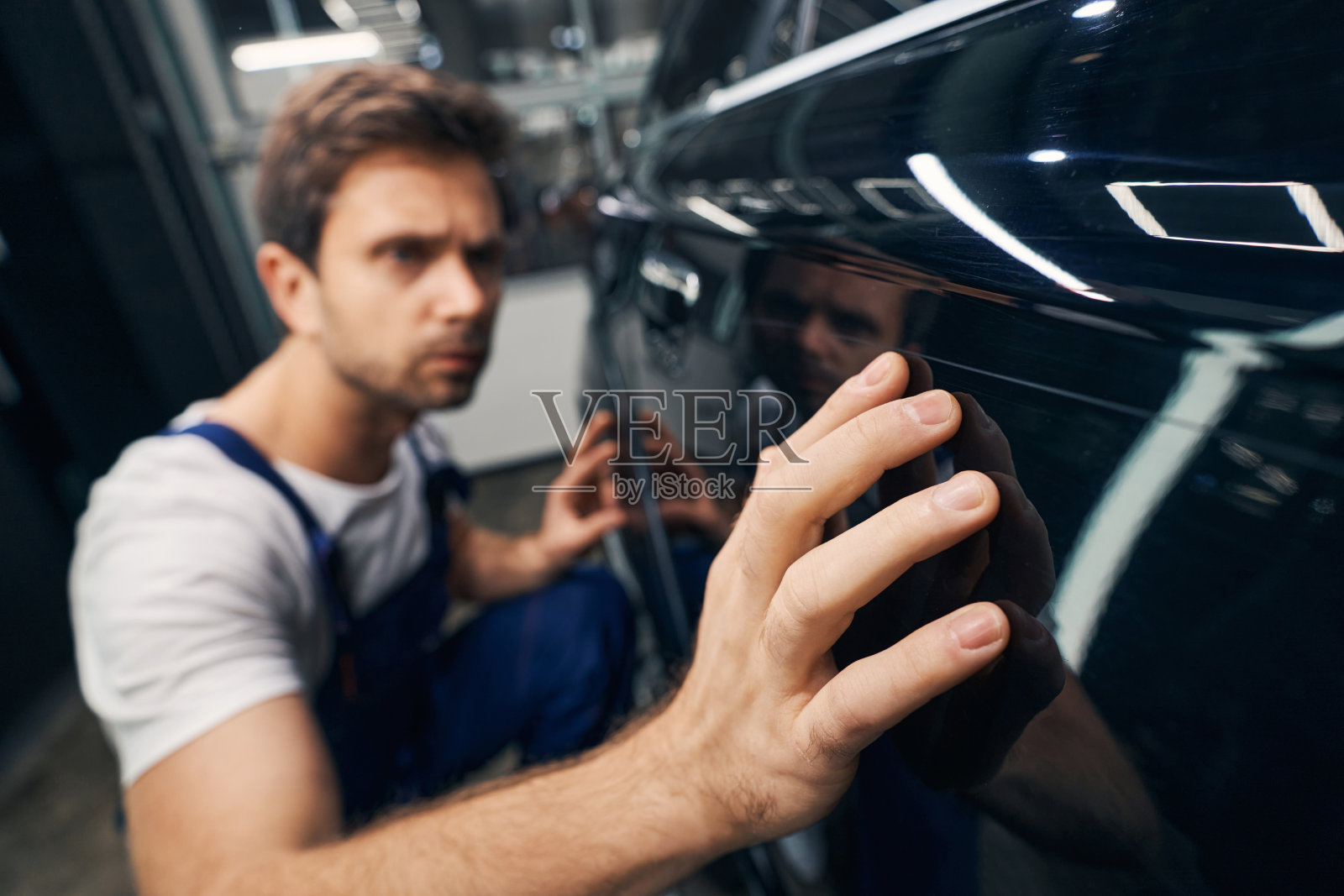 男修理工的手沿着汽车门移动照片摄影图片