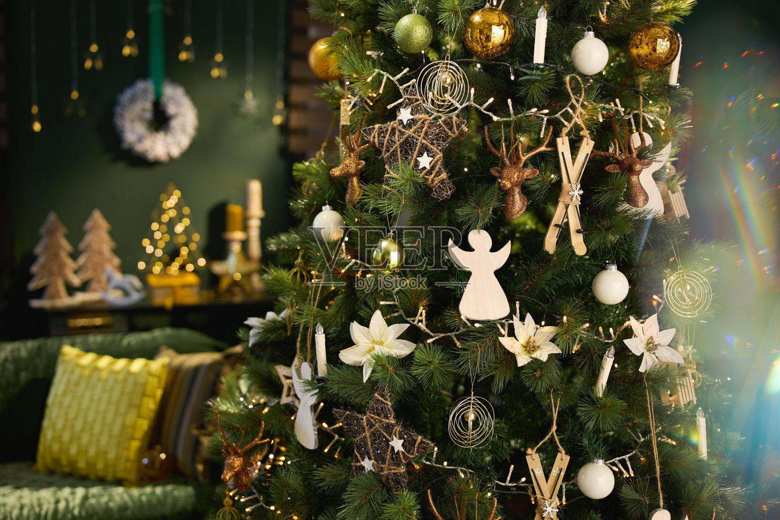 圣诞节用大圣诞树装饰绿色现代家居照片摄影图片