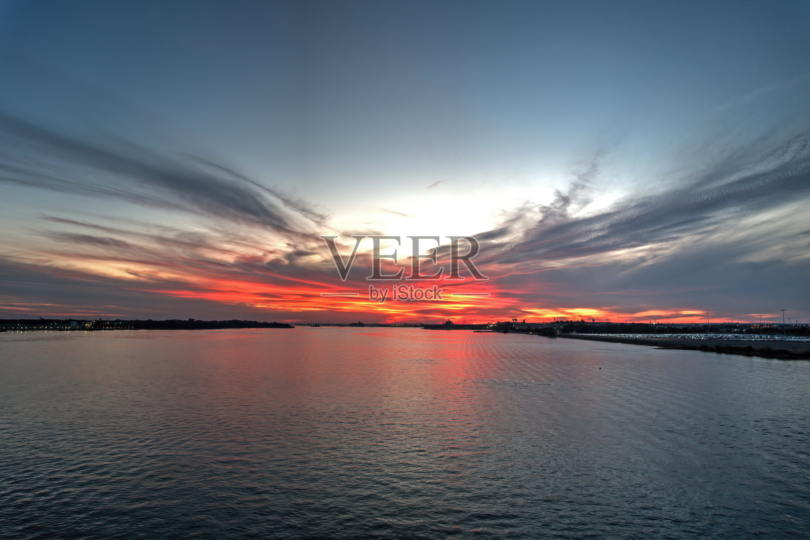 特拉华河上的火红日落鸟瞰图照片摄影图片