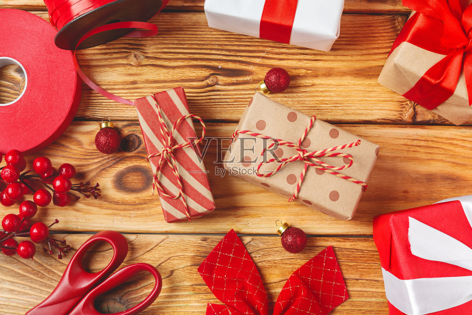 包装礼品盒与设备和木制背景上的装饰项目照片摄影图片