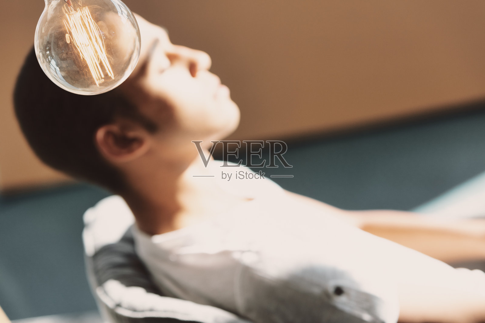 年轻男子放松与凉爽的垫在前额照片摄影图片