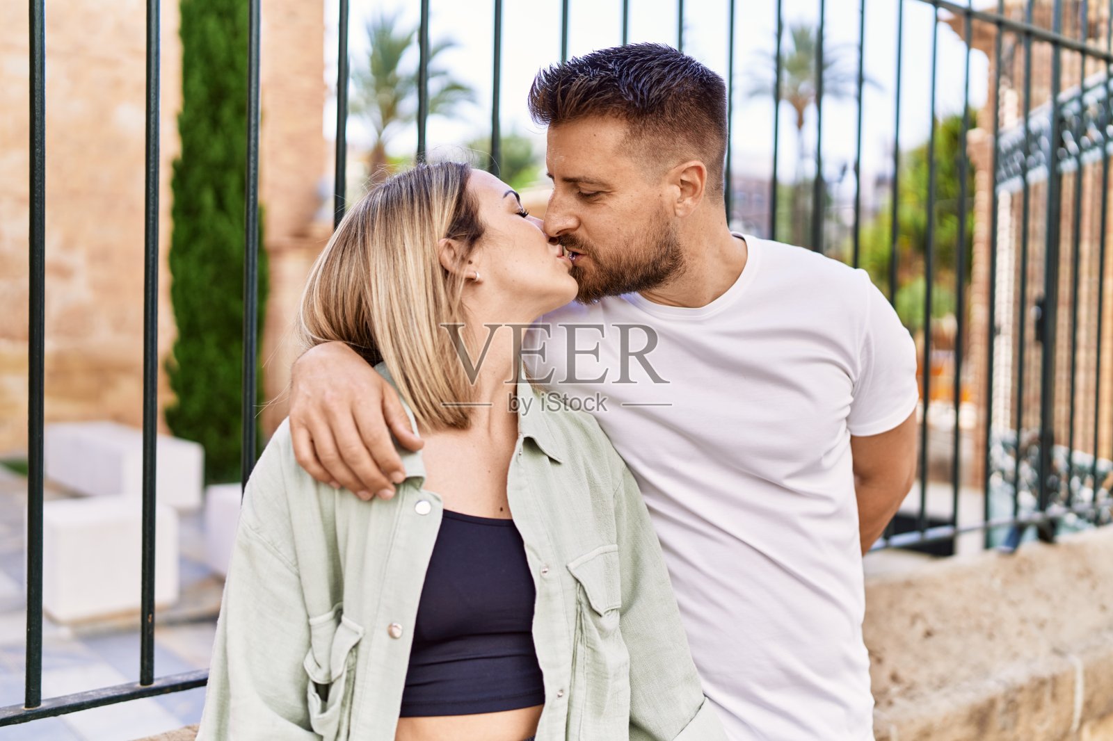 年轻的高加索夫妇的男朋友和女朋友有乐趣的户外在一个阳光灿烂的日子在爱接吻照片摄影图片