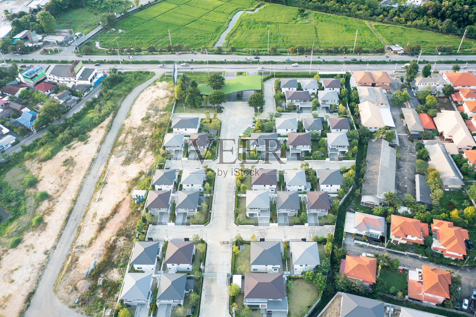 俯瞰泰国清迈的土地或景观。照片摄影图片