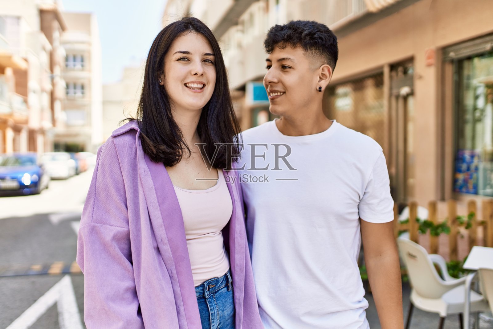 年轻的西班牙夫妇的男朋友和女朋友一起在一个阳光灿烂的日子在户外照片摄影图片