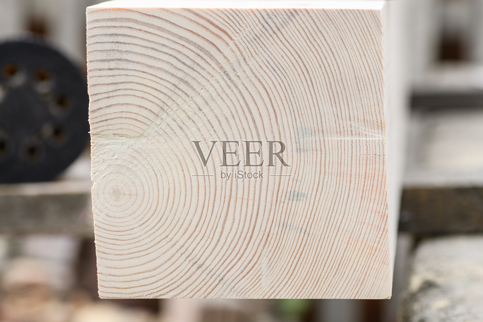 木梁、木桩堆放在工地。木材纹理,背景。木板、衬里、锯木厂建筑用的木板照片摄影图片