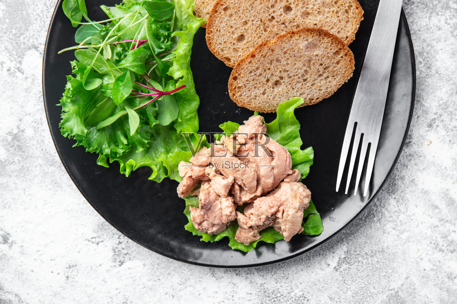 鱼肝油，鱼油，海鲜，omega-3维生素，开胃酒，新鲜的即食餐，餐桌上的零食，复制空间食物背景，质朴的生酮或古素食，没有肉，鱼，鱼的饮食照片摄影图片