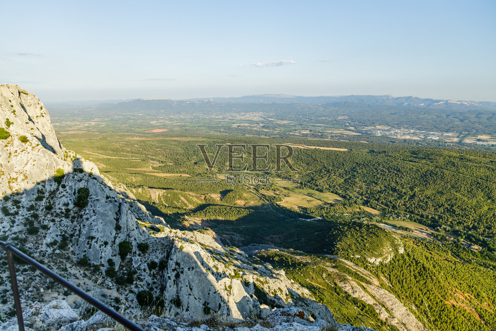 普罗旺斯风景在法国南部的圣维克托瓦尔山的南侧照片摄影图片