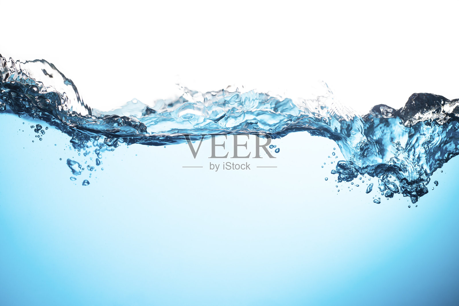 水面与波纹和泡沫漂浮在白色背景。照片摄影图片