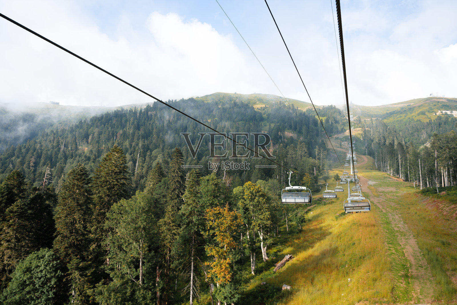 夏季滑雪胜地的缆车照片摄影图片