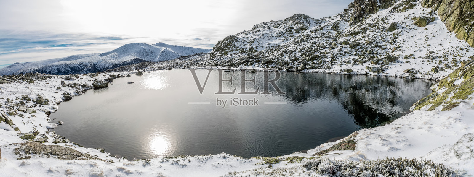 位于马德里瓜达拉马山脉的Lagunas de PeÑalara被冰雪覆盖照片摄影图片