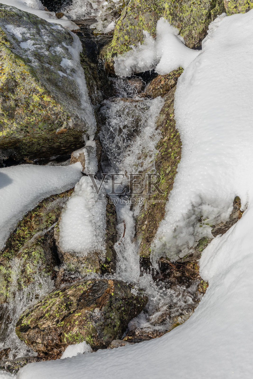 马德里瓜达拉马山脉的冰雪覆盖着拉古纳斯德佩纳拉拉山脉的冰柱照片摄影图片