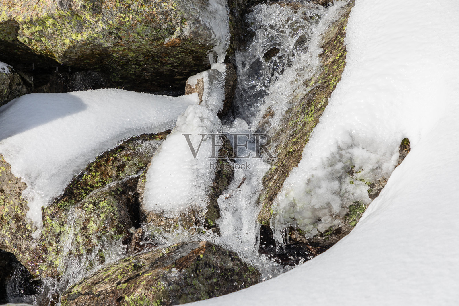 位于马德里瓜达拉马山脉的冰雪覆盖的Lagunas de Peñalara周围照片摄影图片