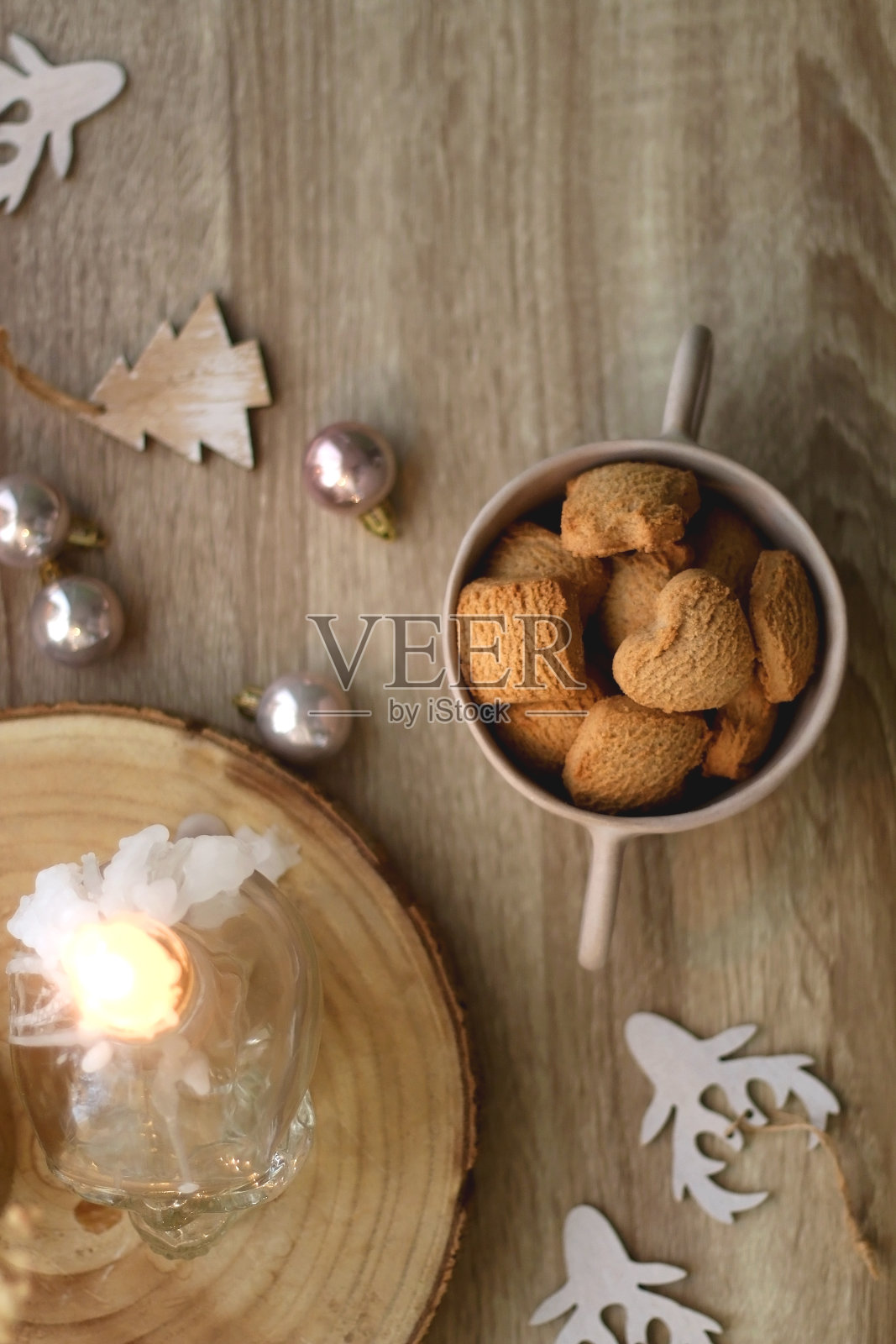 饼干，蜡烛和圣诞装饰照片摄影图片