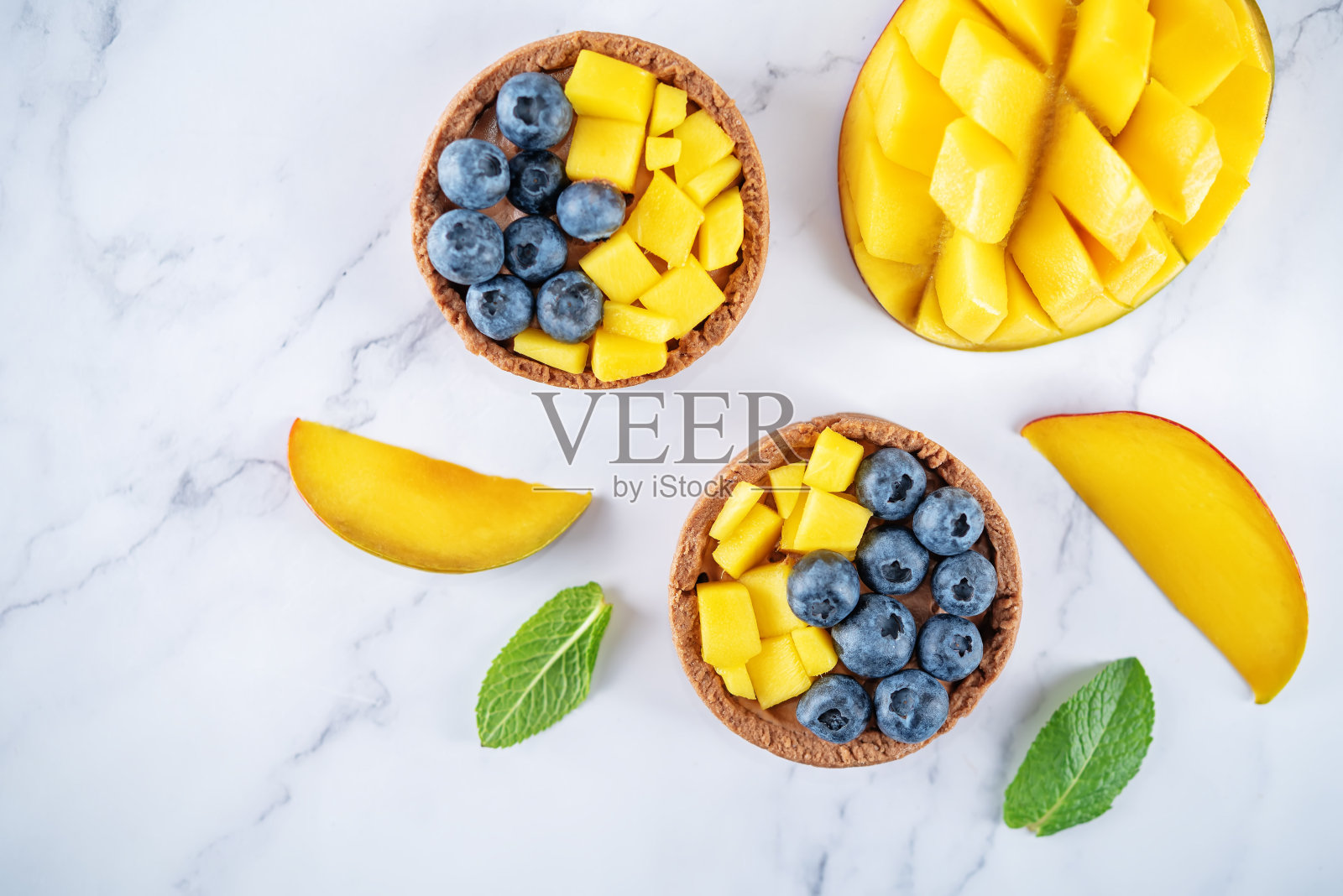 巧克力馅饼配芒果和蓝莓照片摄影图片
