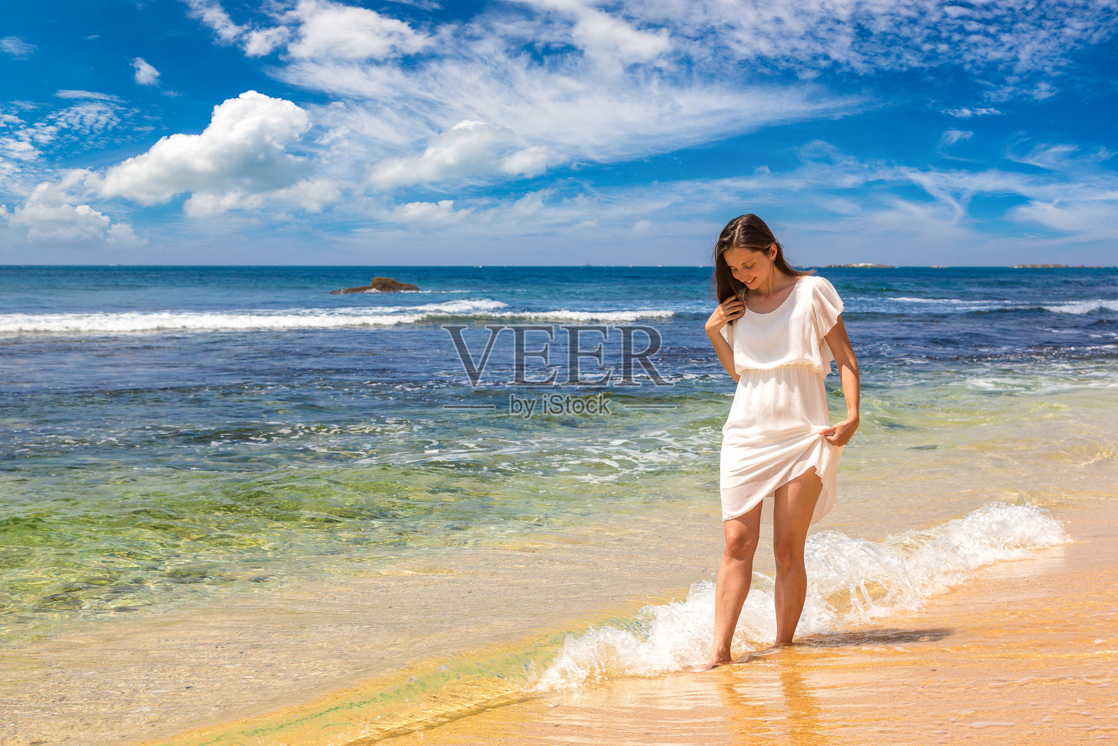 热带海滩上的女人照片摄影图片