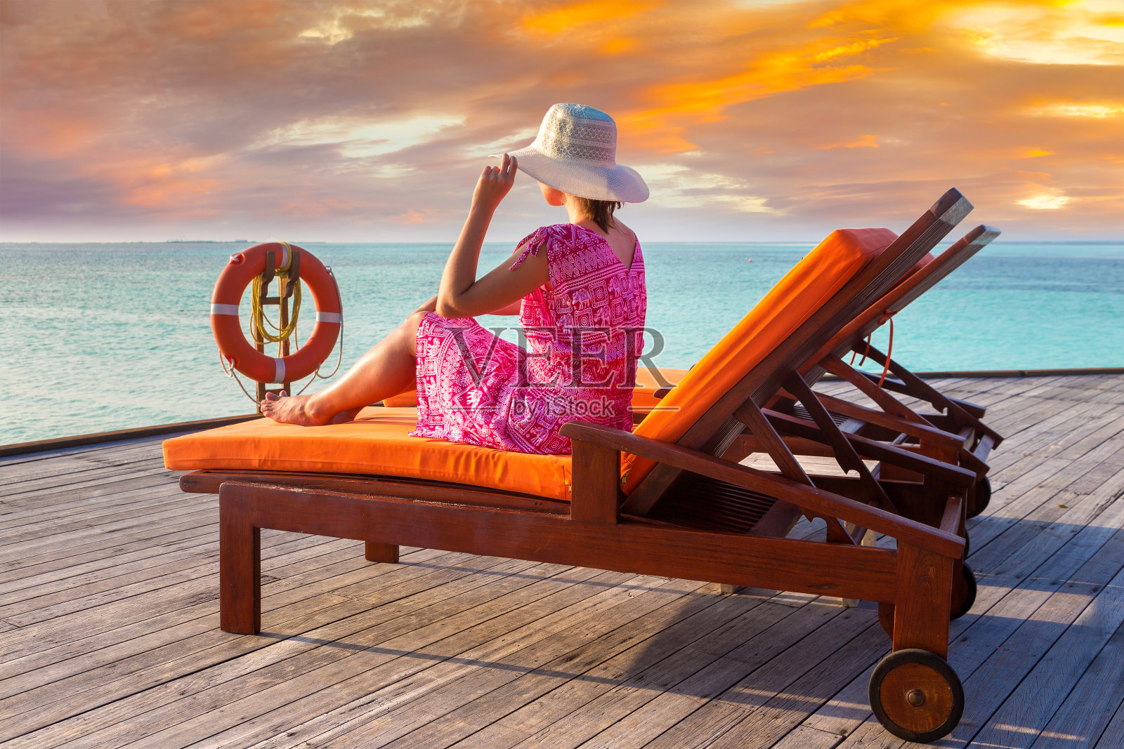 躺在日光浴床上的女人照片摄影图片