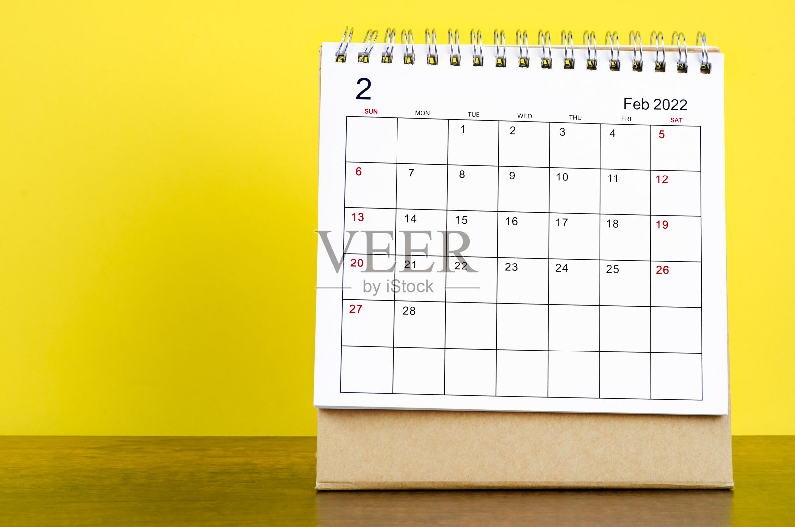 2022年2月黄色背景台历照片摄影图片