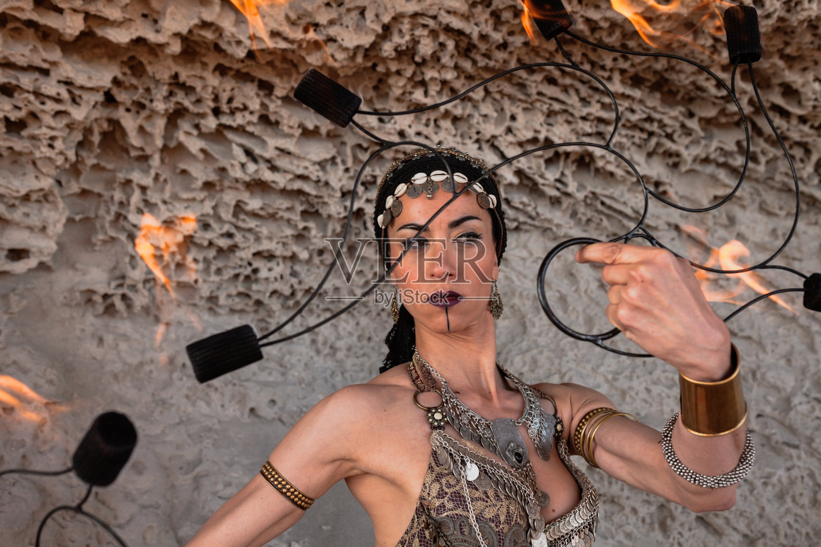 卡波德加塔，阿尔梅里亚，西班牙。女演员与火迷在海滩上排练她的表演。照片摄影图片