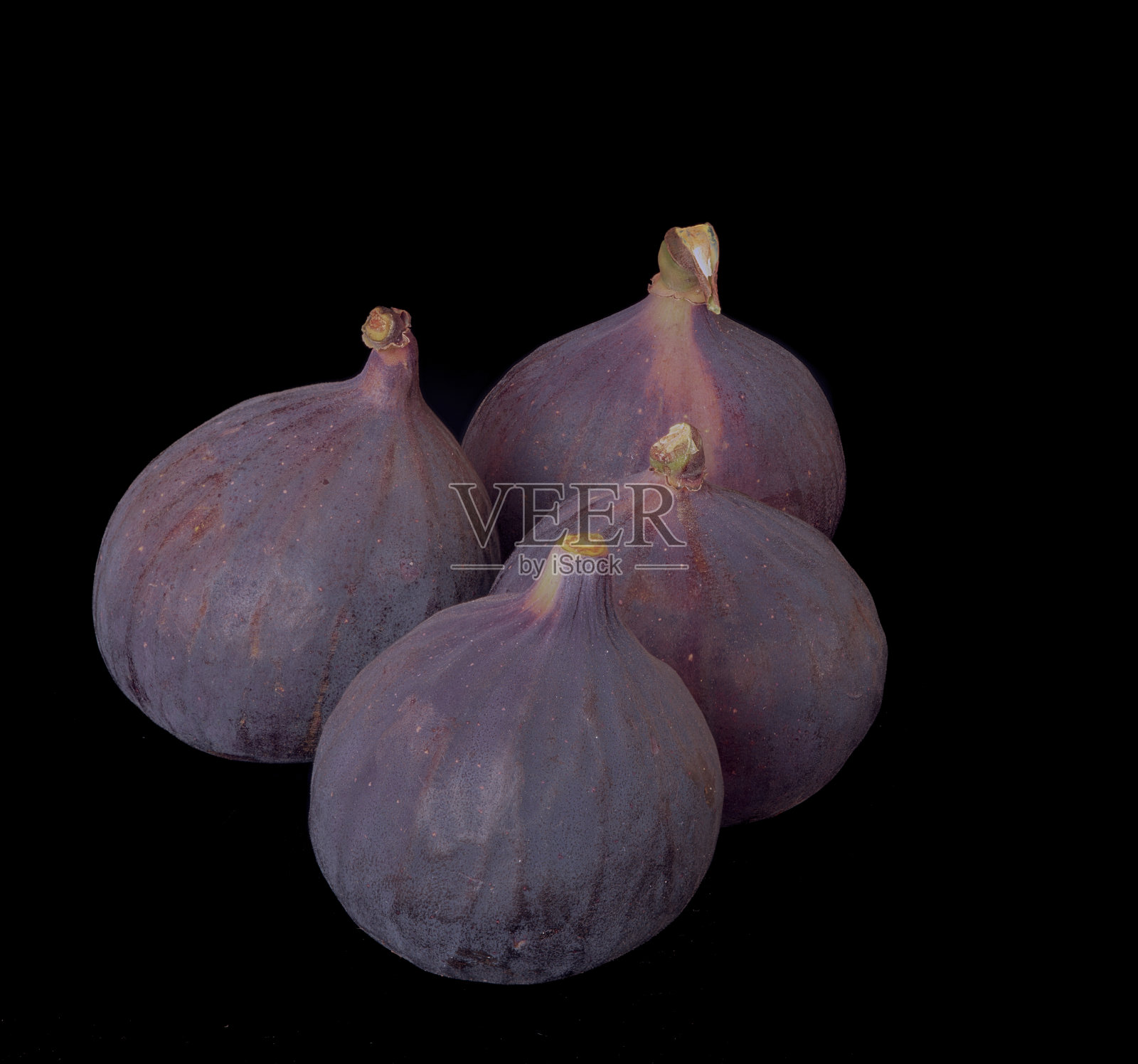 黑色背景上摆放着无花果照片摄影图片