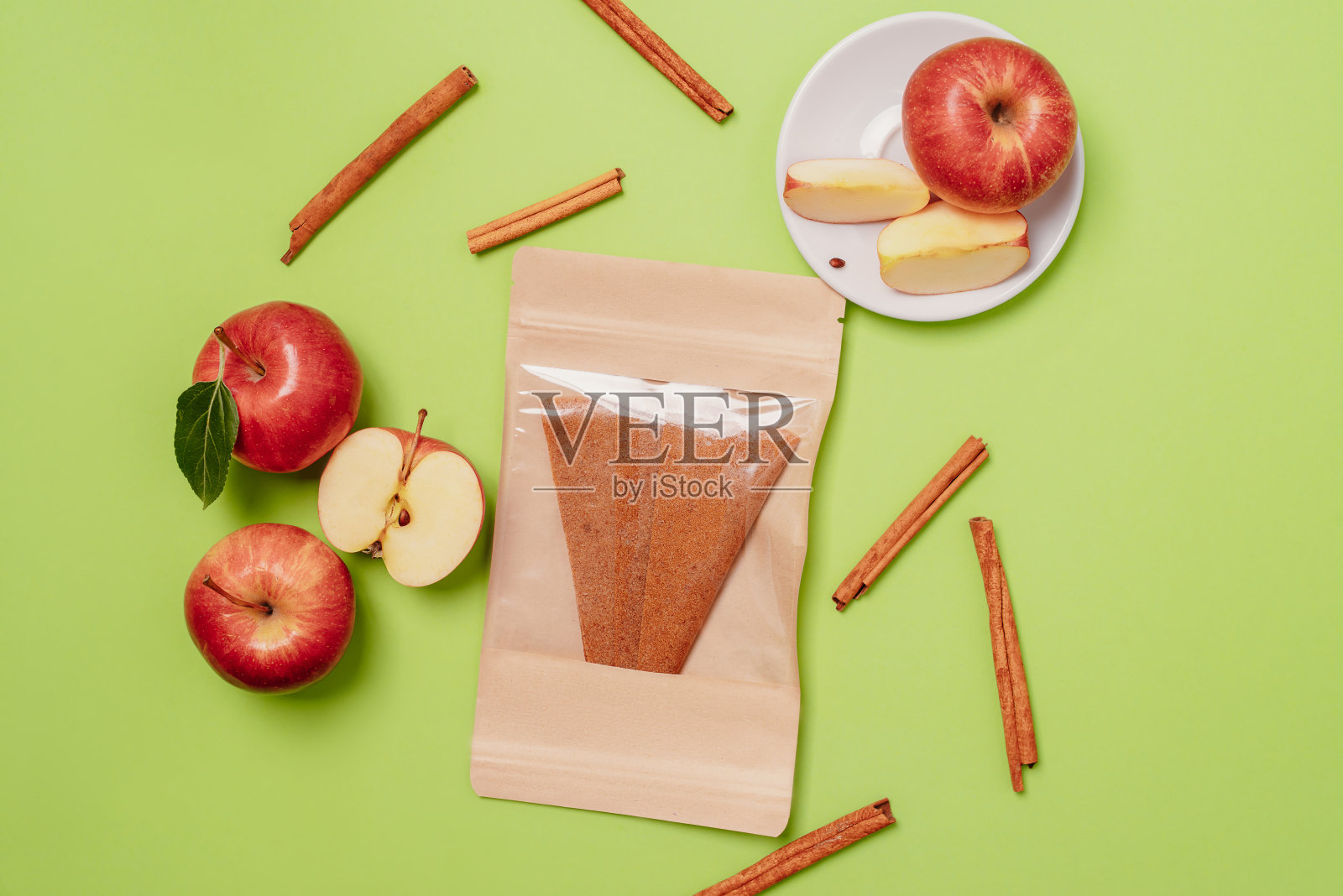 健康的早餐。少吃维生素食品和纯素食品。果粒在绿色背景上。甜食和健康食品，零食。特写混合切片。素食主义者的生活方式。浆果和水果制成的天然糖果。照片摄影图片