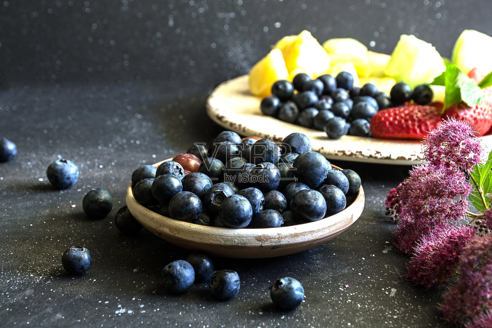 深色背景下的蓝莓和其他水果照片摄影图片
