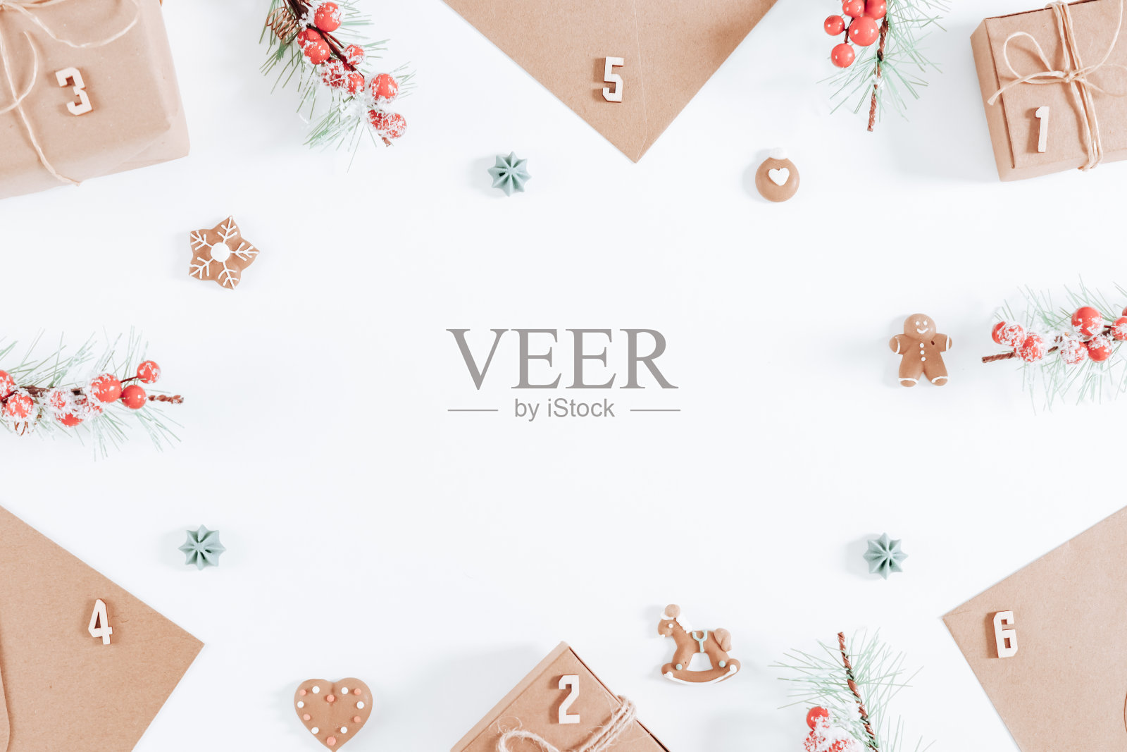 手工信封、数字盒和白色圣诞装饰照片摄影图片